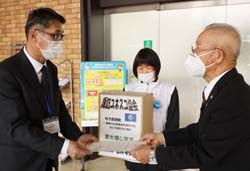 矢崎会長（右）から感謝状を受け取る河西地区統括所長