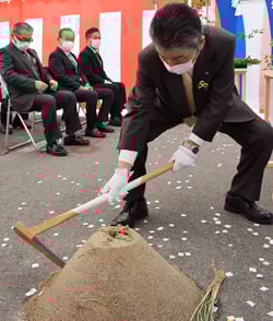 工事の安全を願って穿初めを行うJAの寺沢組合長