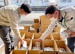 県オリジナル米「風さやか」の発送準備をするJA職員