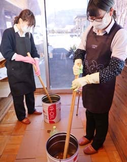 廃油石鹸づくりを学ぶ職員