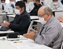 拍手で議事を採択する部会員