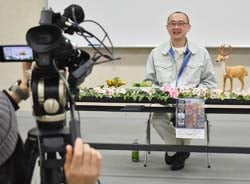 鳥獣の生態などを解説する清水専門員