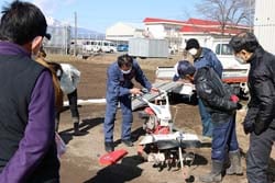 管理機の安全な使用方法の説明を受ける参加者