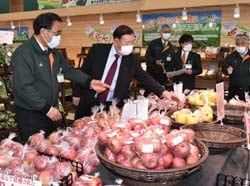 直売コーナーで商品を確認する山﨑社長（左）と同JAの牧副組合長（右）