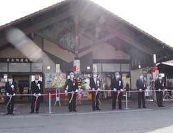 開店を祝うテープカット