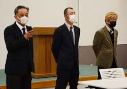 就任のあいさつをする新三役