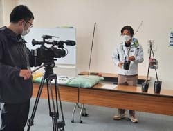 講座の収録風景。果樹苗の選び方を説明する坂口営農技術員
