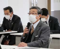 あいさつをする田中会長