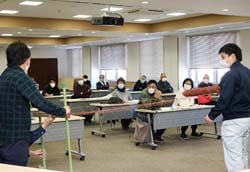 フラワーネットの説明を聞く参加者ら