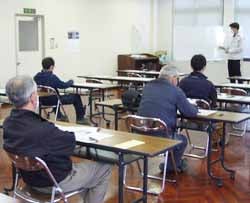 アスパラガスの栽培管理について確認する参加者