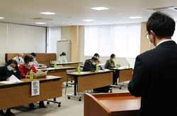議事を審議する出席者