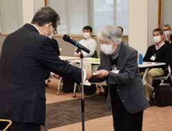 修了証を受け取る卒塾生