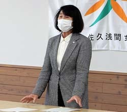 あいさつする今井会長