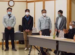 意気込みを話す唐木部会長（左）