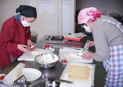 ロールケーキを作る参加者