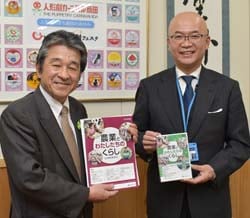 代田教育長（右）に教材本とDVDを贈呈した寺沢組合長（左）