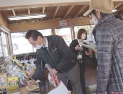 スタンプラリーで店舗を回る来場者