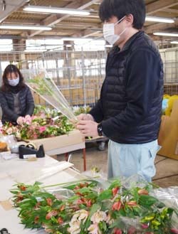 ラッピング作業を行うJA職員