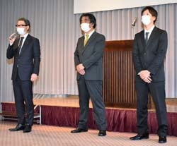 決意表明をする修了者3人