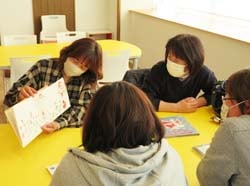 参加者同士で読み聞かせを披露した練習風景