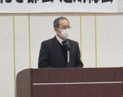 あいさつする酒井部会長