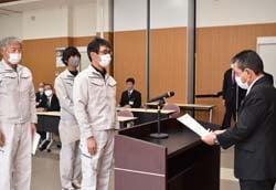 修了証を授与される研修生