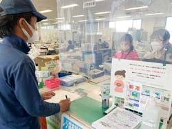 組合員と対話する新採用職員
