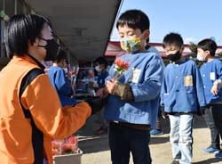 「卒園おめでとう」の言葉を添えて園児へダリアを贈呈