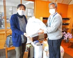 古布を手渡す中山副支会長（左）