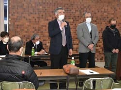 挨拶する西牧支部長（右から3人目）と小松副支部長（右から2人目）