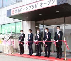 テープカットでオープンを祝う田中組合長（中央）ら関係者