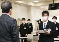 抱負を述べる青木さん