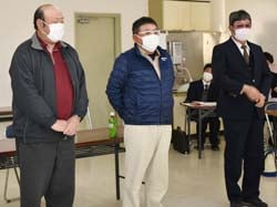 部会長に選任され意気込みを述べる丸山さん（左から1人目）