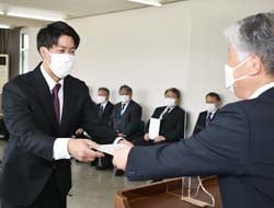 辞令を受け取る新採用職員（左）と手渡す千國茂組合（右）