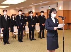 決意表明する新入職員代表
