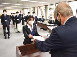 宮澤組合長から辞令を受け取る藤沢さん（左）