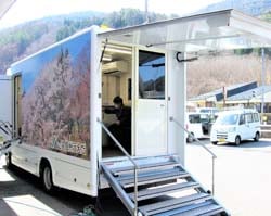 サービスを提供する移動金融店舗車