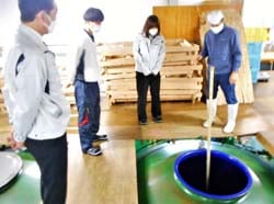 杜氏から酒造りの工程を学ぶ職員