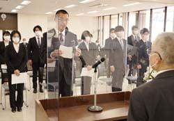 小松組合長を前に決意表明をする有賀さん