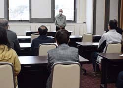 あいさつする伊藤部会長