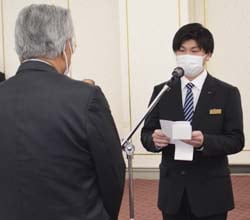 誓いの言葉を述べる征矢さん