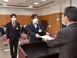寺沢組合長から1人ひとり辞令交付を受ける新採用職員