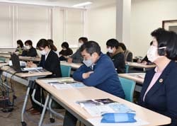 SDGsについて学ぶ塾生ら