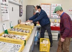 農産物を出荷する会員(長野市小島田町、4月2日)