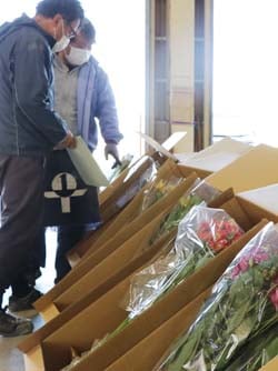 出荷規格を確認する生産者（30日　松本市で）