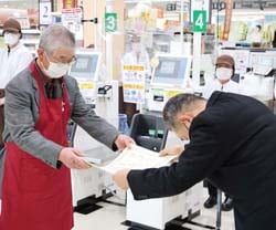 佐藤委員長から感謝状を受け取る栁澤さん（左）