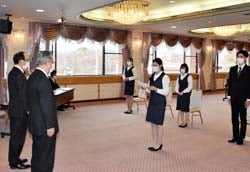 決意表明する新入職員代表（4月1日、上田市大手）