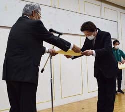 賞状を受け取る杉山さん