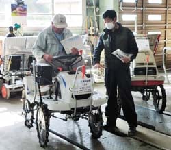 実際に田植え機に乗り説明を聞く来場者