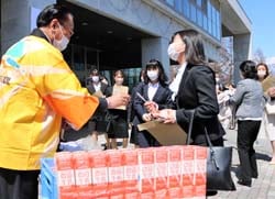 新入生に牛乳を配布する高柳副組合長